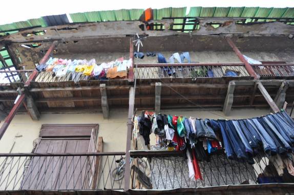 Roupas dependuradas nas sacadas para secar, cena típica do Casco Viejo da Cidade do Panamá, capital do país